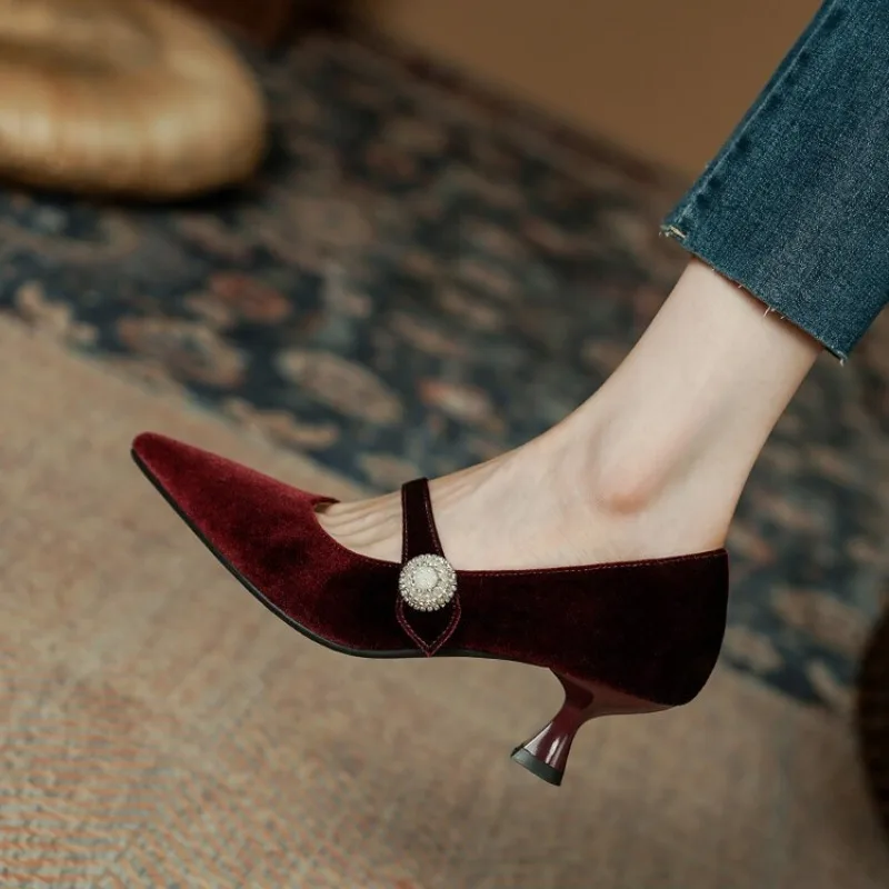 Vin rouge bout pointu Mary Jan - Womens Heels avis et prix